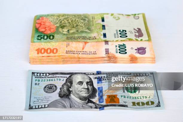 36500 192 500 Pesos Banknote Stock Photos, High-Res Pictures, and Images ...