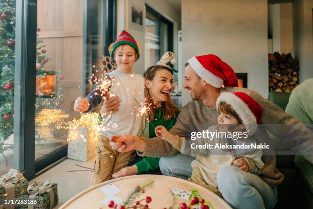 die freude an weihnachten - christmas family stock-fotos und bilder