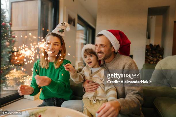 the joy of christmas - natal casal imagens e fotografias de stock