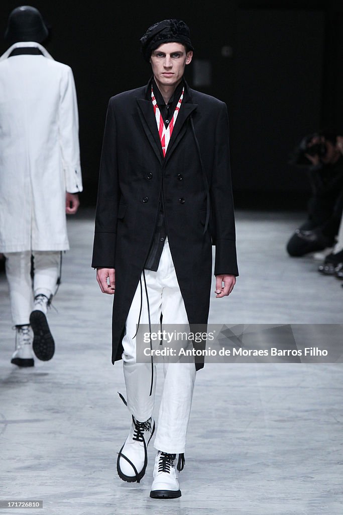 Ann Demeulemeester : Runway - Paris Fashion Week - Menswear S/S 2014