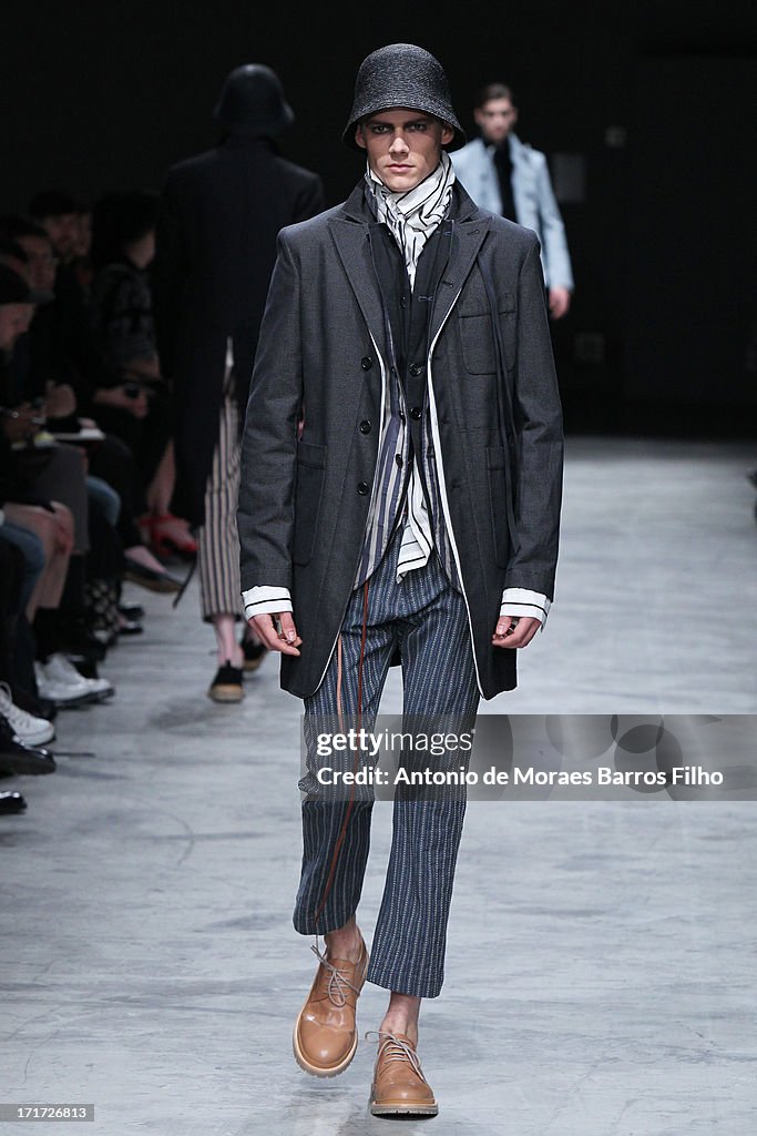 Ann Demeulemeester : Runway - Paris Fashion Week - Menswear S/S 2014