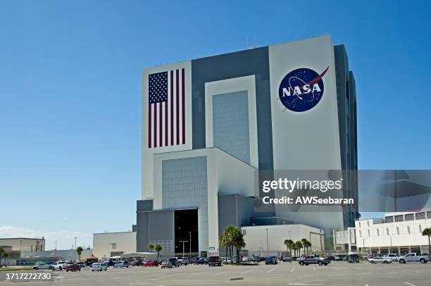 edifício de montagem de veículos da nasa - cabo canaveral - fotografias e filmes do acervo