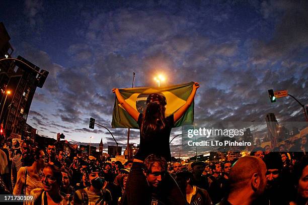 Protesto contra o aumento das tarifas do transporte coletivo na cidade, no Largo da Batata, em Pinheiros, Zona Oeste, em São Paulo , nesta...