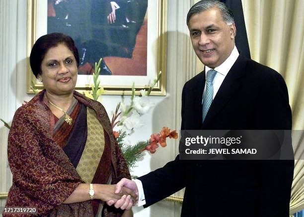 Pakistani Prime Minister Shaukat Aziz shakes hands with Sri Lankan President Chandrika Kumaratunga prior to a meeting in Islamabad, 09 February 2005...