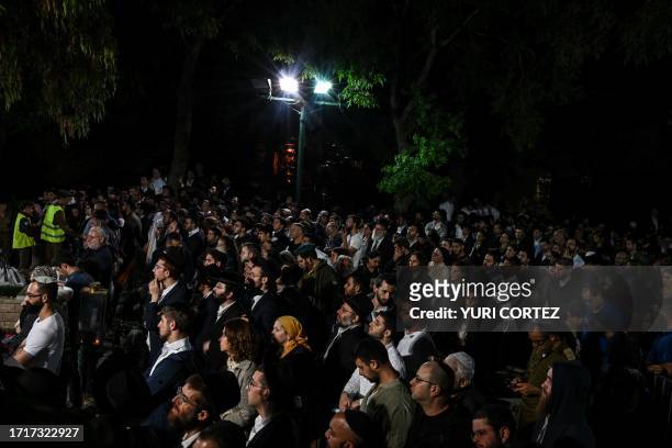 Israelis mourn as they attend the funeral of Israeli army soldier Noam Elimeleh Rothenberg at Mount Herzl Cemetery in Jerusalem on October 10, 2023....