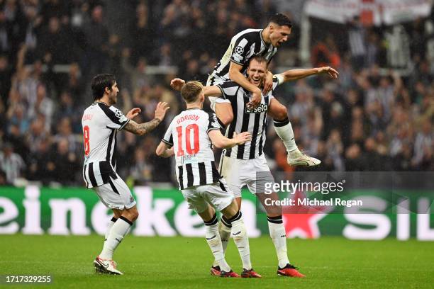 Dan Burn of Newcastle United celebrates with Sandro Tonali, Anthony Gordon and Fabian Schaer of Newcastle United after scoring the team's second goal...