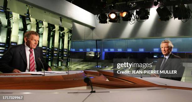 French Prime Minister Dominique de Villepin speaks with anchorman Patrick Poivre d'Arvor 07 November 2005 in French TV channel TF1's studio in Paris...