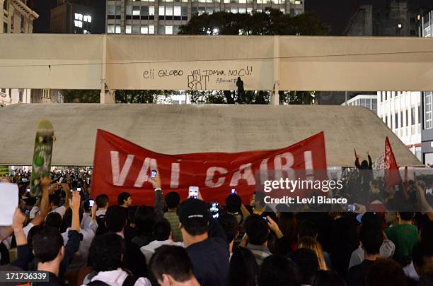 Manifestação pela redução da tarifa de ônibus na cidade de São Paulo. Durante o ato, manifestantes tentaram invadir a sede da Prefeitura resultando...