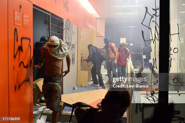 Manifestação pela redução da tarifa de ônibus na cidade de São Paulo. Durante o ato, manifestantes tentaram invadir a sede da Prefeitura resultando...