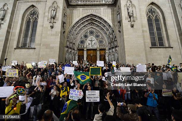 Manifestação realizada na Praça da Sé em São Paulo, organizada pelo Movimento Passe Livre reivindicando a redução da tarifa de ônibus na cidade de...