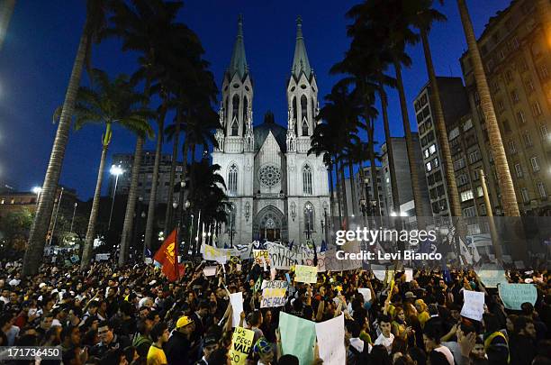 Manifestação realizada na Praça da Sé em São Paulo, organizada pelo Movimento Passe Livre reivindicando a redução da tarifa de ônibus na cidade de...