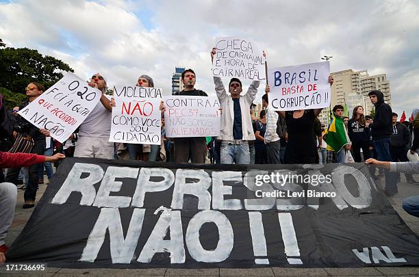 Manifestantes se reúnem no Largo da Batata no bairro de Pinheiros em São Paulo para participar da 5ª manifestação organizada pelo Movimento Passe...