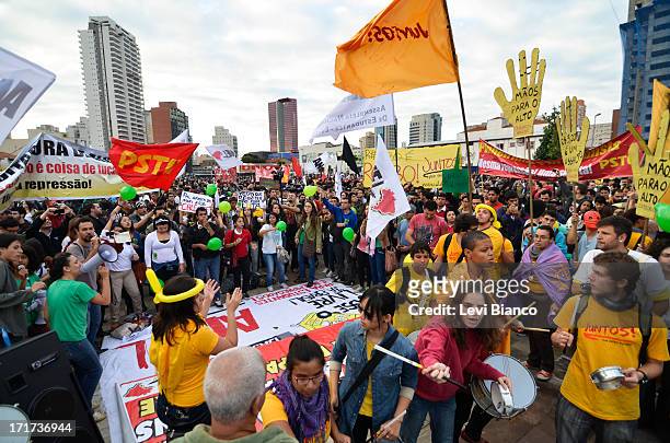 Manifestantes se reúnem no Largo da Batata no bairro de Pinheiros em São Paulo para participar da 5ª manifestação organizada pelo Movimento Passe...
