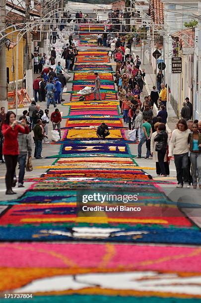 Tradicional tapete de serragem foi montado nas ruas da cidade de Santana de Paranaíba para celebrar o feriado de Corpus Christi.