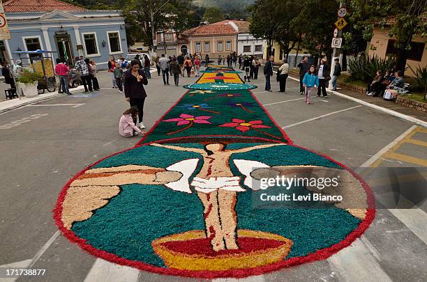 Tradicional tapete de serragem foi montado nas ruas da cidade de Santana de Paranaíba para celebrar o feriado de Corpus Christi.