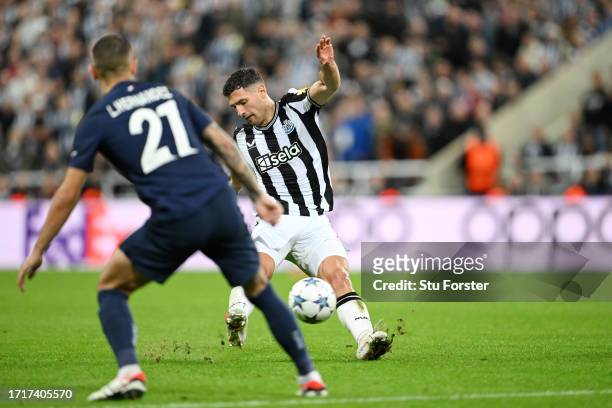 Fabian Schar of Newcastle United scores the team's fourth goal during the UEFA Champions League match between Newcastle United FC and Paris...