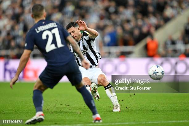 Fabian Schar of Newcastle United scores the team's fourth goal during the UEFA Champions League match between Newcastle United FC and Paris...