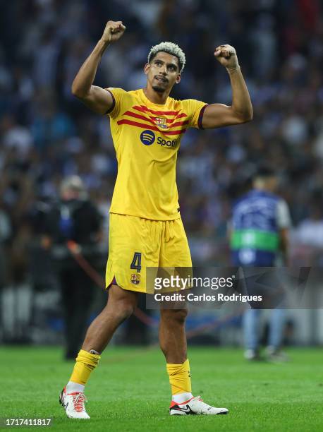 Ronald Araujo of FC Barcelona celebrates victory at full-time following the UEFA Champions League match between FC Porto and FC Barcelona at Estadio...