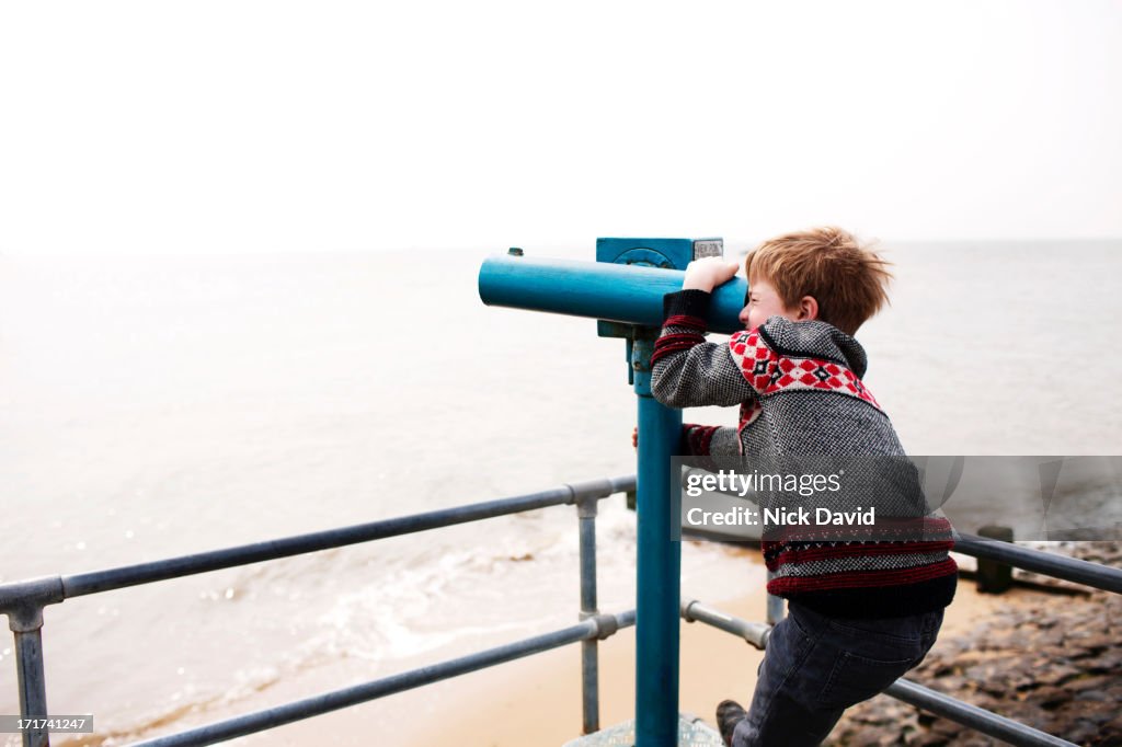 Looking through viewpoint binoculars