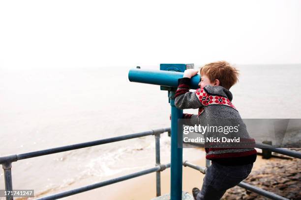 looking through viewpoint binoculars - viewfinder imagens e fotografias de stock