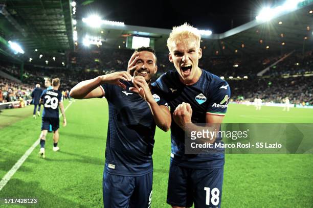 Pedro Rodriguez of SS Lazio celebrates a second with his team mates during the UEFA Champions League match between Celtic FC and SS Lazio at Celtic...