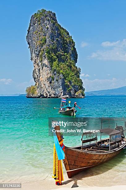 long tail boat, koh poda, krabi - krabi provincie stockfoto's en -beelden