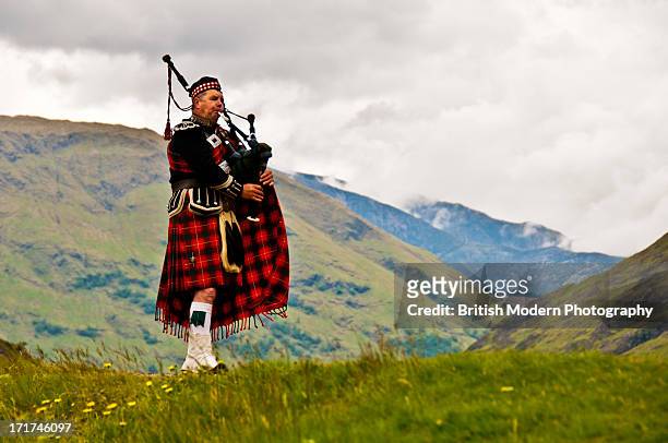 highland bagpiper in kilt - schotland stockfoto's en -beelden