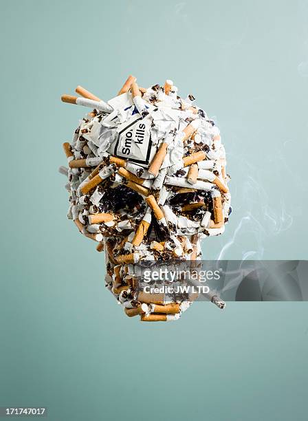 skull made from cigarettes , smoking - ongezond leven stockfoto's en -beelden
