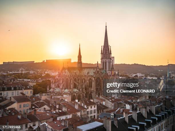 aerial view of the neo-gothic basilique saint-epvre (saint epvre basilica) as seen from place de la carrière (carrière square) at sunset, nancy, meurthe et moselle, lorraine, eastern france. - nancy stock-fotos und bilder