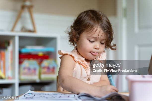 coloriage de fille multiraciale d’âge préscolaire - peuple eurasien photos et images de collection