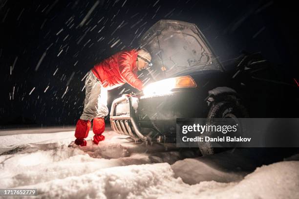 winter car breakdown at night. copy space - male flashers 個照片及圖片檔