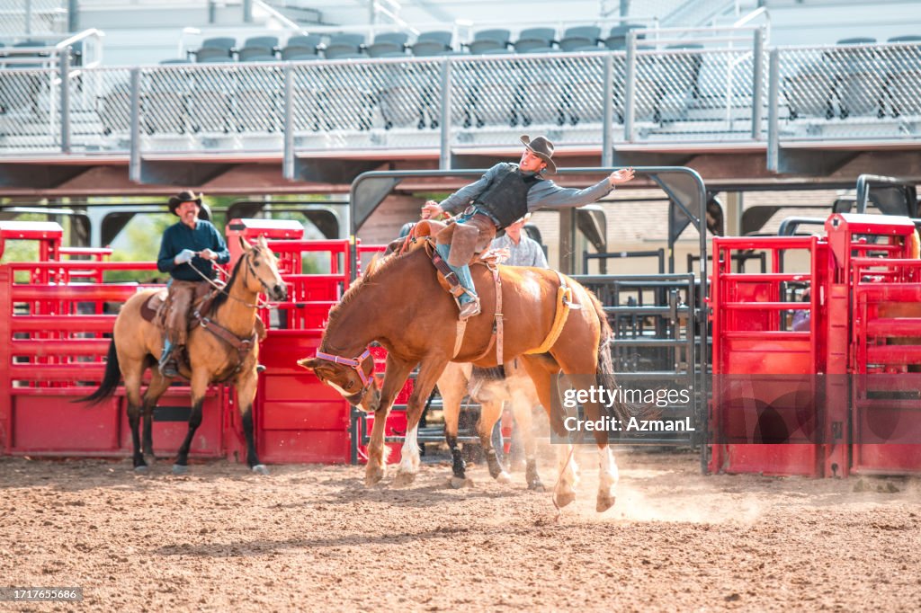 Cowboy montando um cavalo de batalha