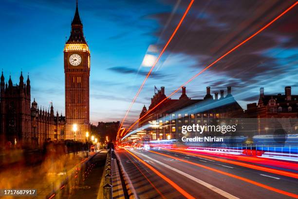 nachtverkehr auf der westminster bridge - palace of westminster stock-fotos und bilder