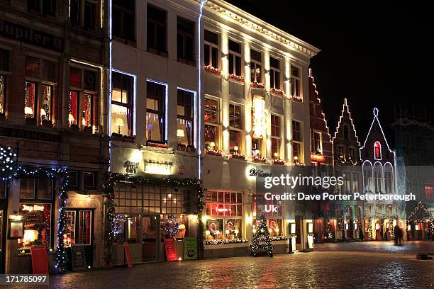 christmas decorations buildings bruges city - bruges photos et images de collection