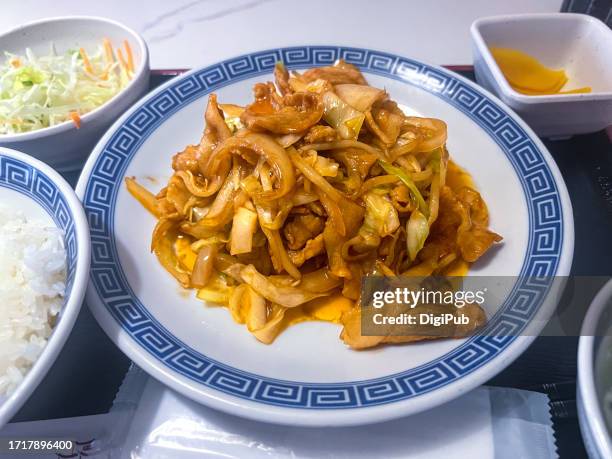 pork and onions stir fried with japanese pepper - takuan stockfoto's en -beelden