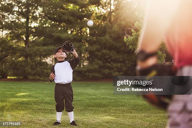 father and son playing catch - auffangen stock-fotos und bilder