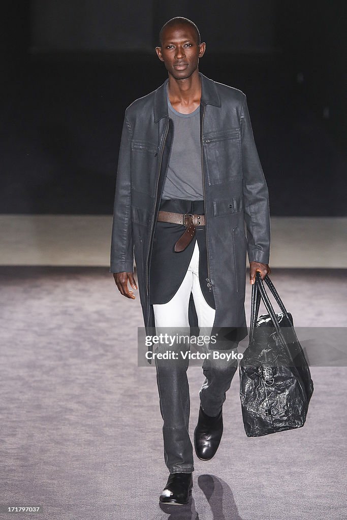 Maison Martin Margiela: Runway - Paris Fashion Week - Menswear S/S 2014