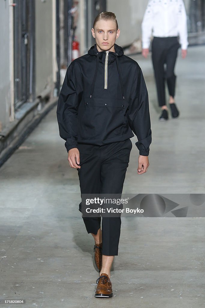 Krisvanassche : Runway - Paris Fashion Week - Menswear S/S 2014