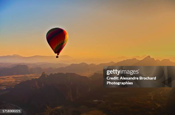 hot air balloon flight during sunset - vang vieng balloon stock-fotos und bilder