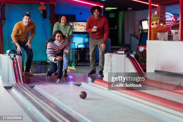 bowling buddies - arcade stockfoto's en -beelden