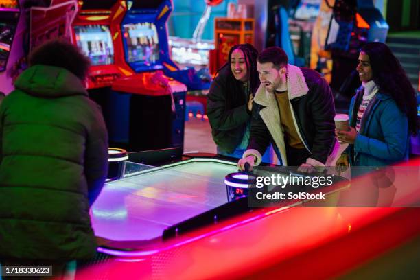 date night à l’arcade - arcade photos et images de collection
