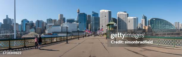 puente pyrmont y darling harbour en sídney, australia 2023 - darling harbor fotografías e imágenes de stock