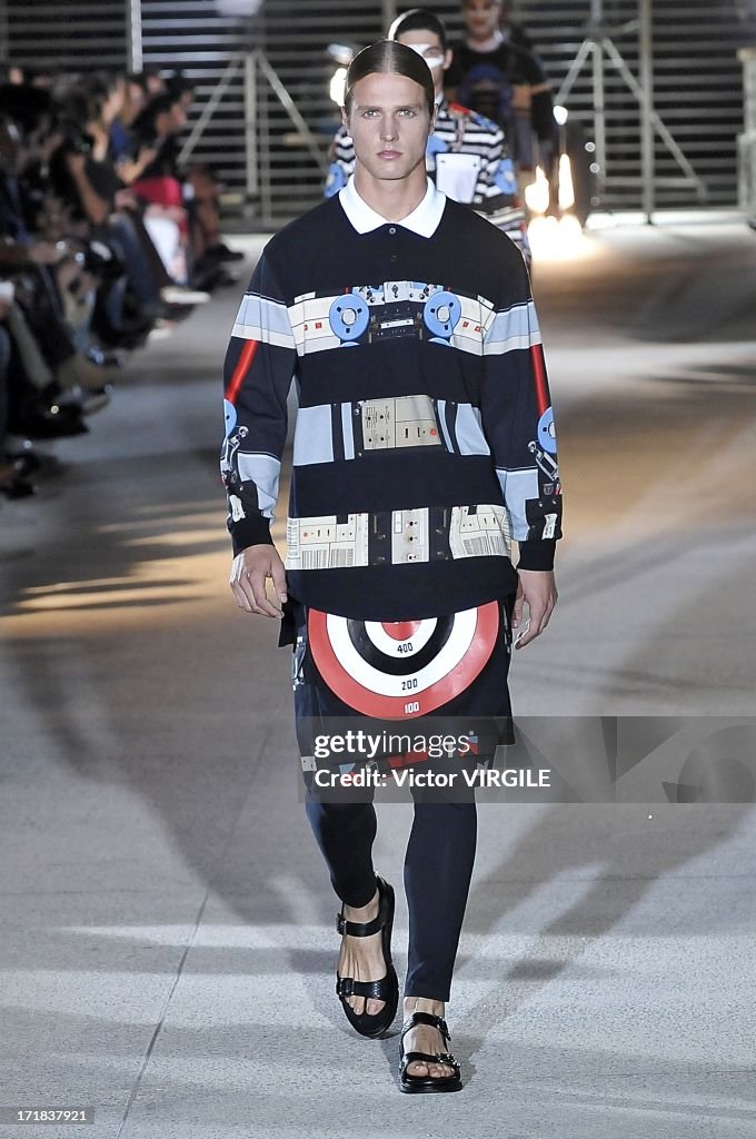 Givenchy : Runway - Paris Fashion Week - Menswear S/S 2014
