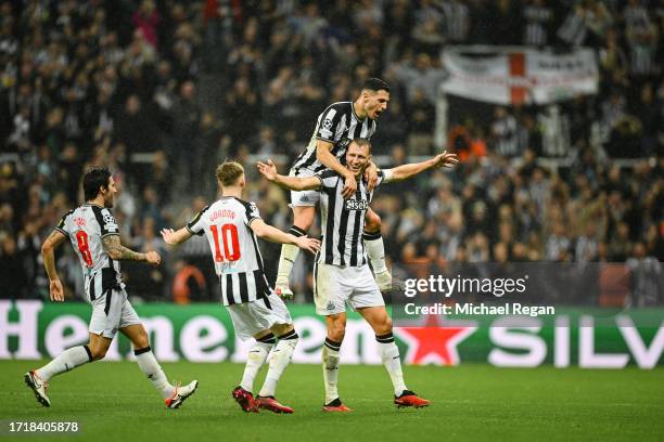 Dan Burn of Newcastle United celebrates with Sandro Tonali, Anthony Gordon and Fabian Schaer of Newcastle United after scoring the team's second goal...