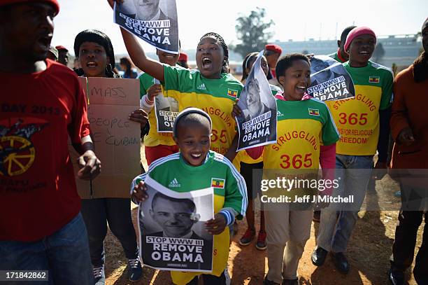 Anti-war protesters gather outside Johannesburg University in Soweto in advance of President Obama's meeting with students later today on June 29,...