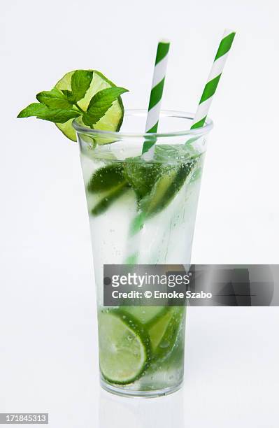 mojito coctail - crushed ice stockfoto's en -beelden