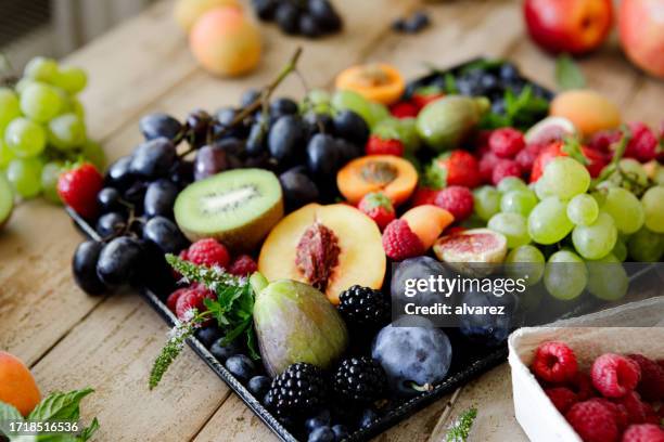 auswahl an frischen und gesunden früchten - kiwi berries stock-fotos und bilder