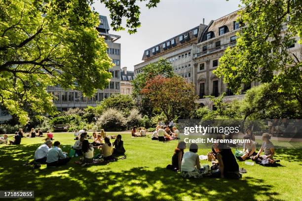 people in the garden of st james's square - public park stock pictures, royalty-free photos & images