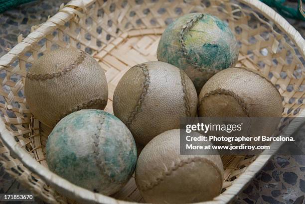 pelotas de frontón para jugar a cesta punta. - pelota stockfoto's en -beelden