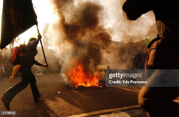 indonesians protest broad increase in utility prices - march photos et images de collection